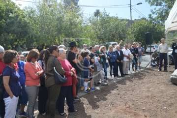 Emotivo acto de descubrimiento de la placa del pasaje que recuerda al periodista Adolfo Santana en Cernícalos (Foto TA)